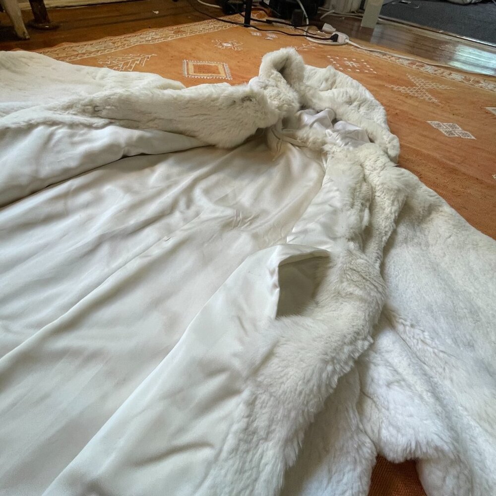 Vintage White Fur Hooded Coat – Oversized Short Sleeve Plush Winter Jacket L-XL - Picture 6 of 8